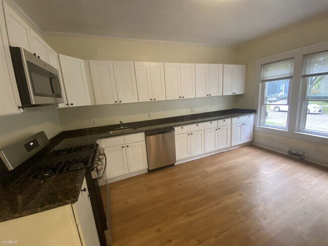 Building Photo - 7 br, 2 bath House - 536 Elm St 536 Elm