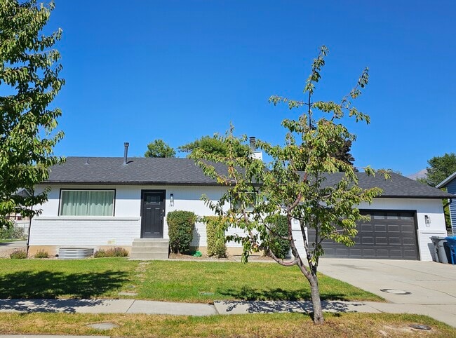 Building Photo - 345 160 N