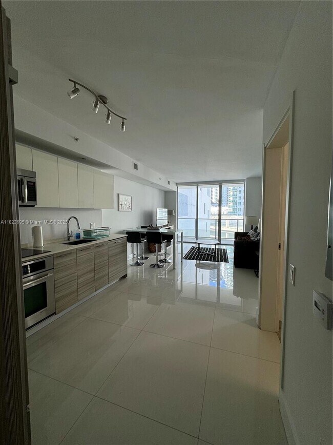 Foto del edificio - 1300 Brickell Bay Dr