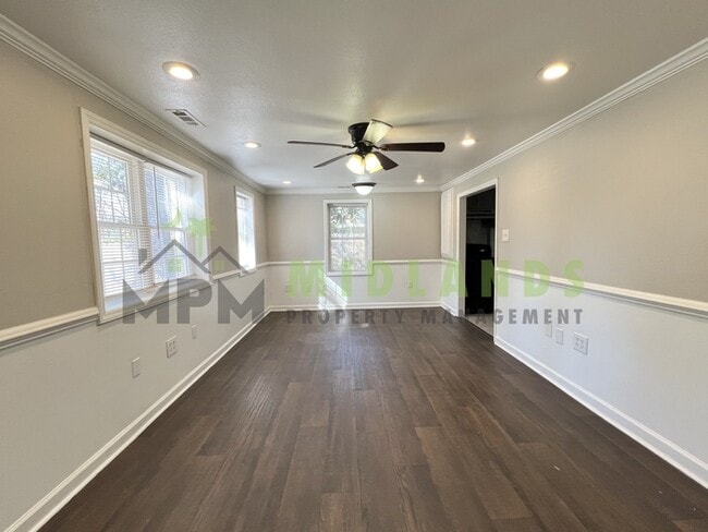 Foto del edificio - 472 Coleman Ave