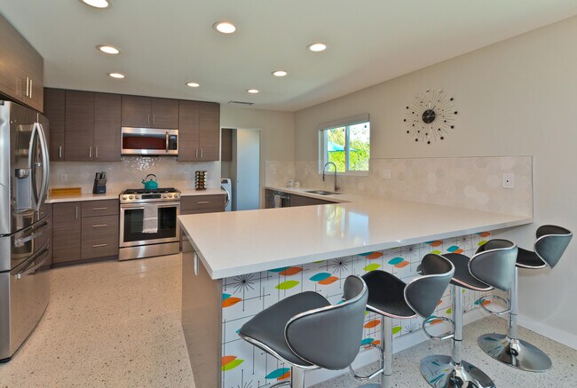 Building Photo - 1356 San Mateo Dr