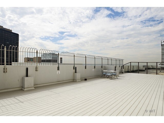 Deck - 5455 N Sheridan Rd