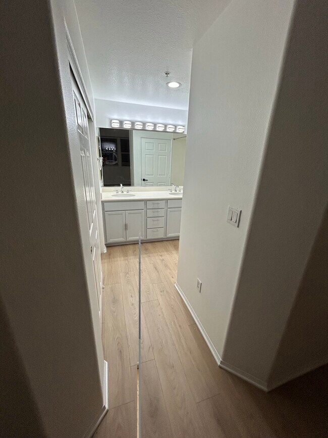 Foto del edificio - 12963 W Runway Rd