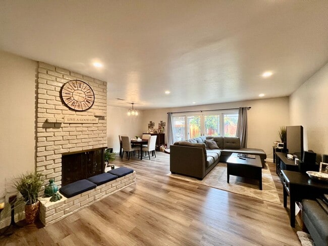 Foto del edificio - CAMPBELL (Dry Creek/Pruneyard neighborhood) HOME FOR RENT - $5,500/mo includes landscaping
