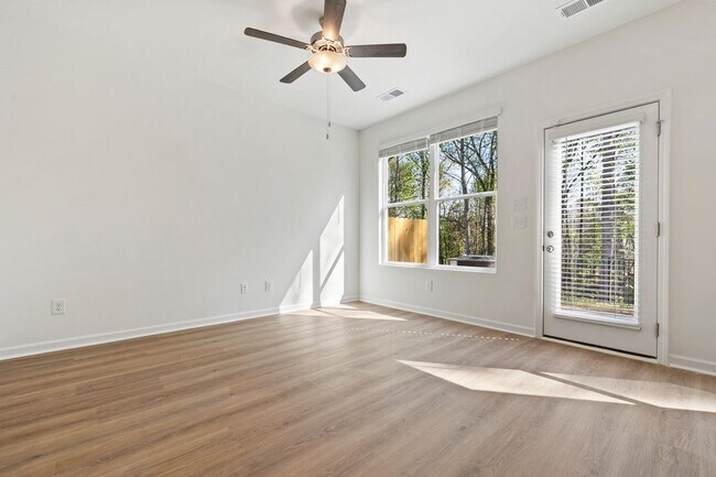 Foto del edificio - 321 Misty Meadow Ln