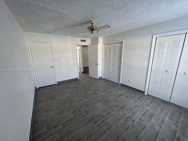 Foto del edificio - 325 WYMORE Rd