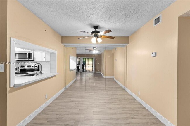 Foto del edificio - 3047 N Oakland Forest Dr