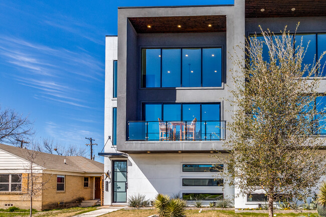 Building Photo - 3523 N Versailles Ave