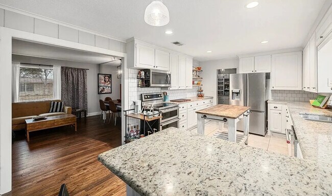Foto del edificio - Room in House on Rothington Rd