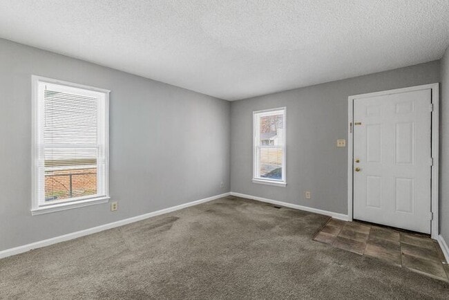 Foto del edificio - NE Home - Updated Kitchen and Bathrooms! SS Appliances, Fire Place, Front Porch & Deck, Fenced Yard!