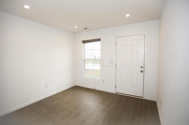 Foto del edificio - 4978 Crestbrook Dr