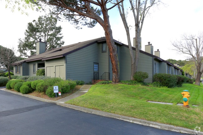Building Photo - 11-65 Ashford Ave