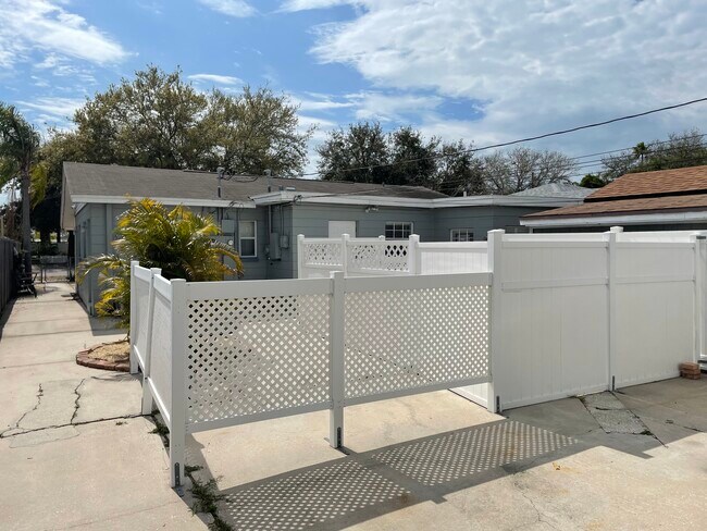 Patio trasero privado cercado - 3815 1st Avenue North