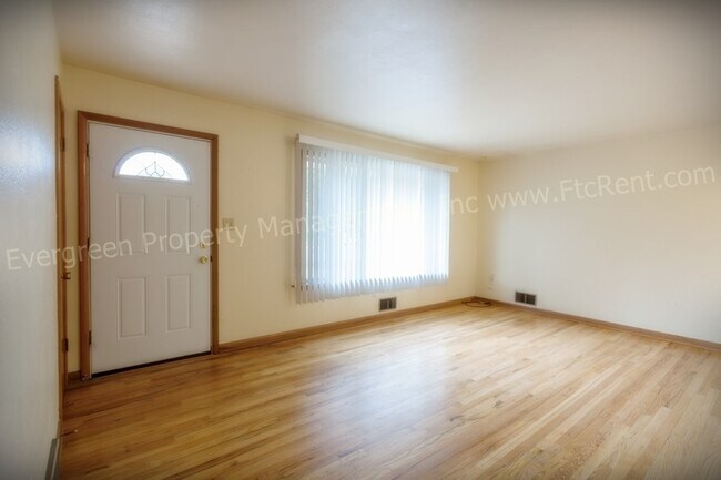 Building Photo - 1004/1006 Cragmore Dr.