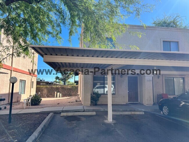 Foto del edificio - **Gated!!**Two Bedroom Townhome