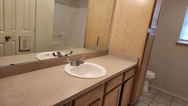 Building Photo - 3 Bed 1 Bath in OKC!