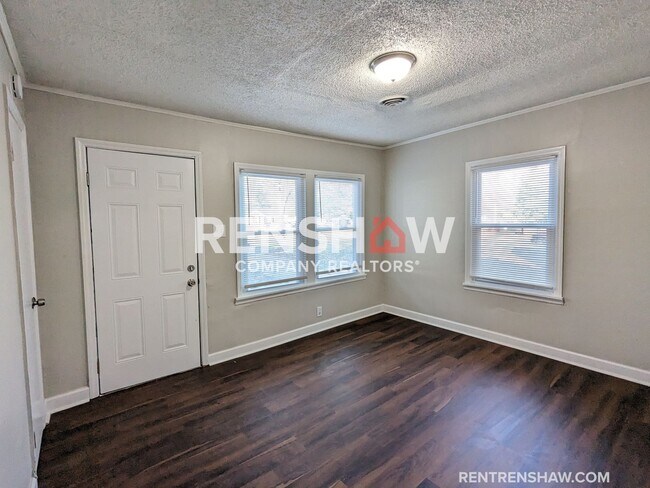 Foto del edificio - Completely Renovated - 4 Bed  / 2 bath - O...