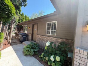 Building Photo - 809-811 Jamie Dr
