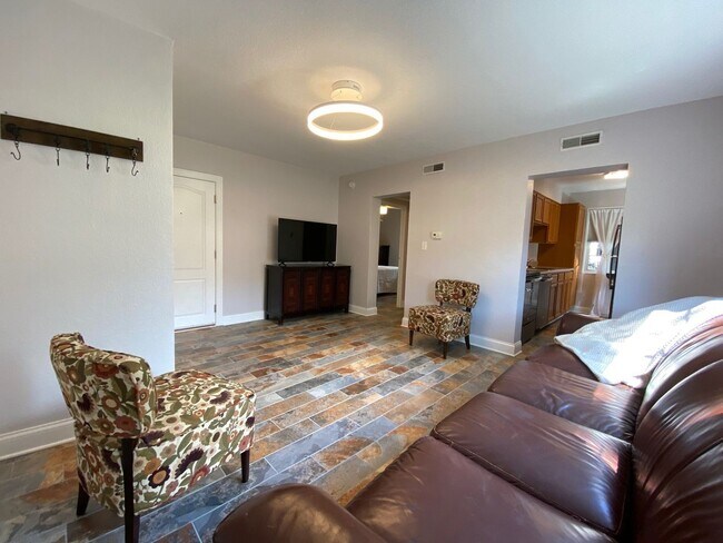 Building Photo - 1 bedroom, 1 bath luxury condo near UIHC, ...
