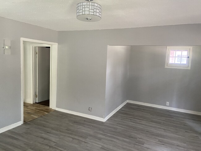 Building Photo - 5120 W Courtland Ave