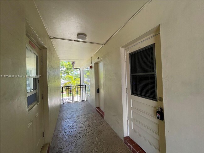 Building Photo - 532 S Crescent Dr
