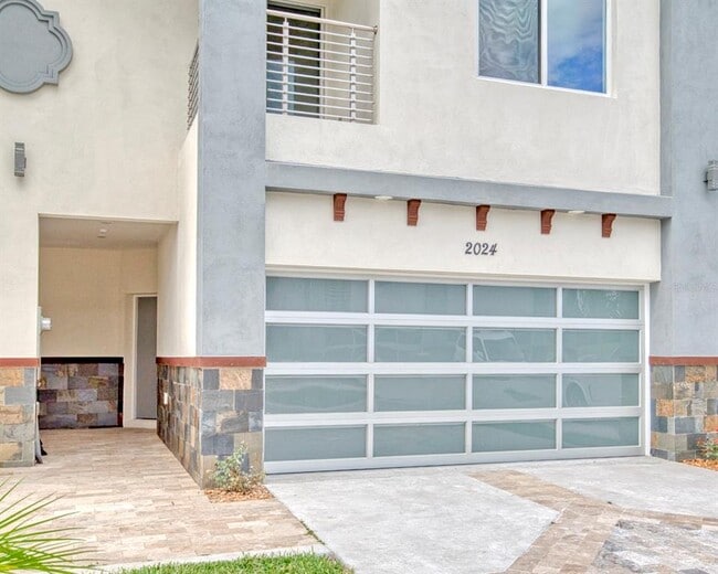 Building Photo - 2024 Greenbriar Ter