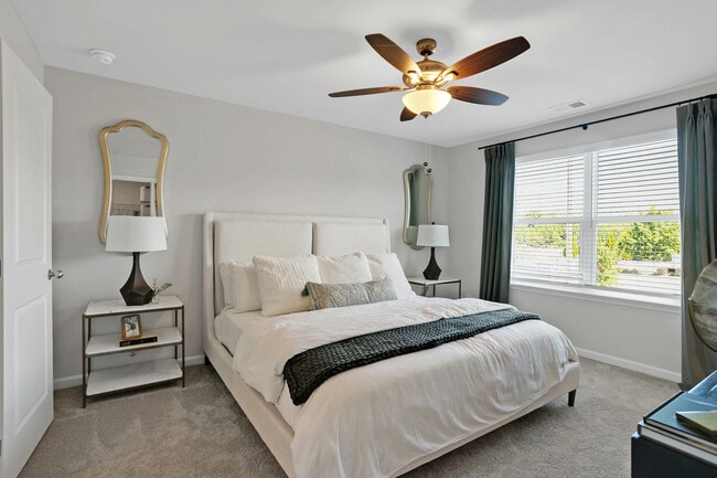 Dormitorio luminoso con ventilador de techo y baño privado en suite. - Covey Homes Kirkland