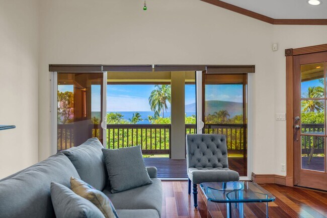 Foto del edificio - Launiupoko Long-Term Rental – Panoramic Views & Central A/C