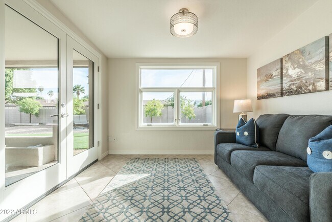 Foto del edificio - 8301 E Jackrabbit Rd