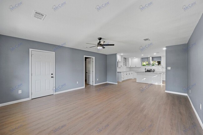 Foto del edificio - Fully Renovated 3-bed 2-bath Home in Casa ...