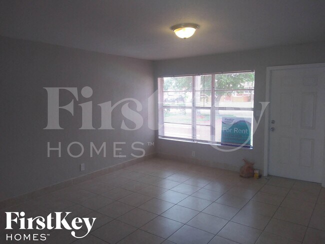 Foto del edificio - 3740 NW 4th Pl