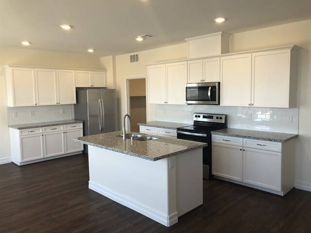 Building Photo - 5872 Petronius St