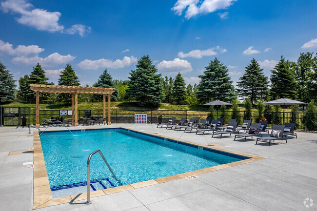 Piscina al aire libre y patio - Hamilton Woods