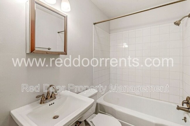 Foto del edificio - 4925 Crittenden Ave