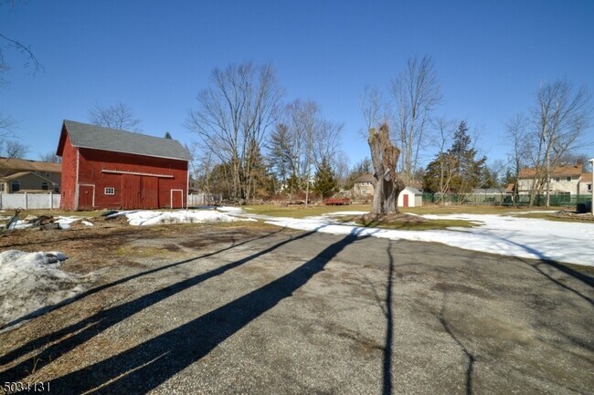 Building Photo - 260 S Beverwyck Rd