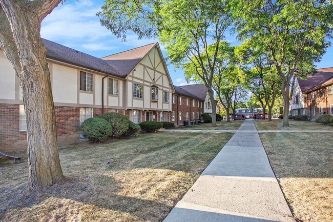 Building Photo - 30220 Southfield Rd