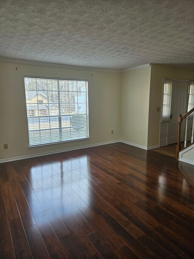 Building Photo - Spacious 3 Bedroom 2.5 Bath Home