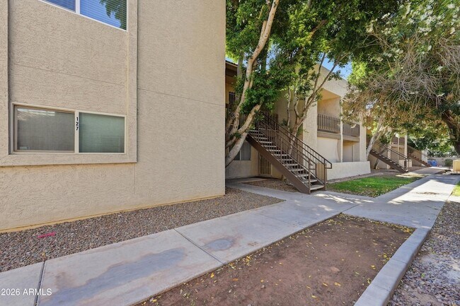 Foto del edificio - 520 N Stapley Dr