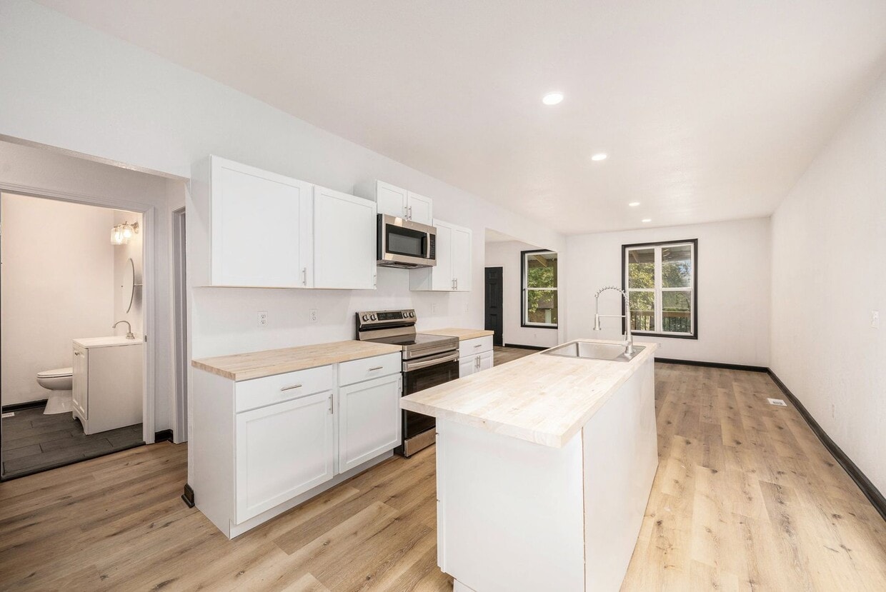 Foto principal - Remodeled 3 Bedroom 2 Bathroom Home!