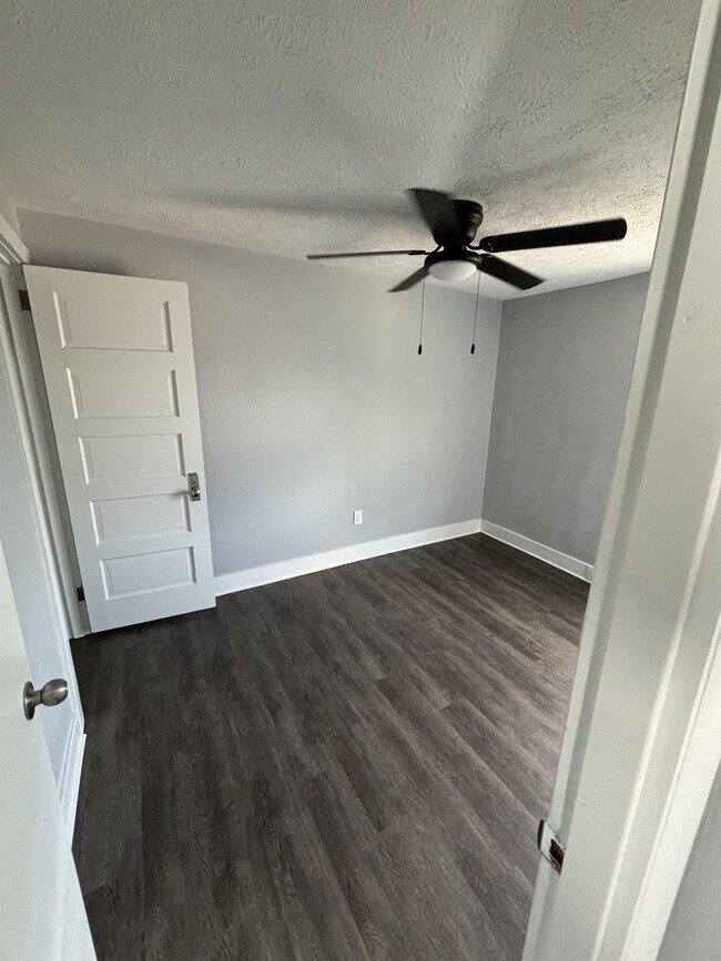 Building Photo - 553 Farnsworth Ave