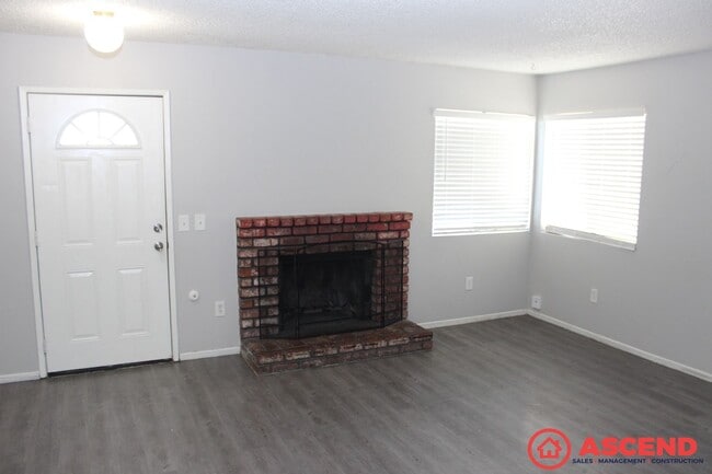 Building Photo - Cozy 3BD/2BA Home in Bakersfield's 93313 — Fireplace, Backyard!