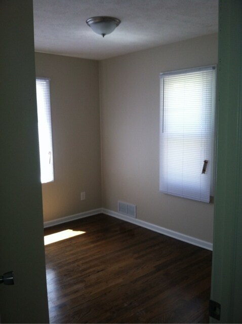 Building Photo - Modern remodel!  Cozy 3 Bedroom Home Acros...