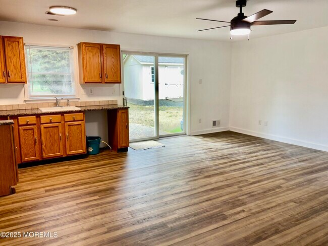Foto del edificio - 242 Chapel Hill Rd