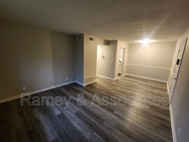 Foto del edificio - 7050 Wildwood Cir