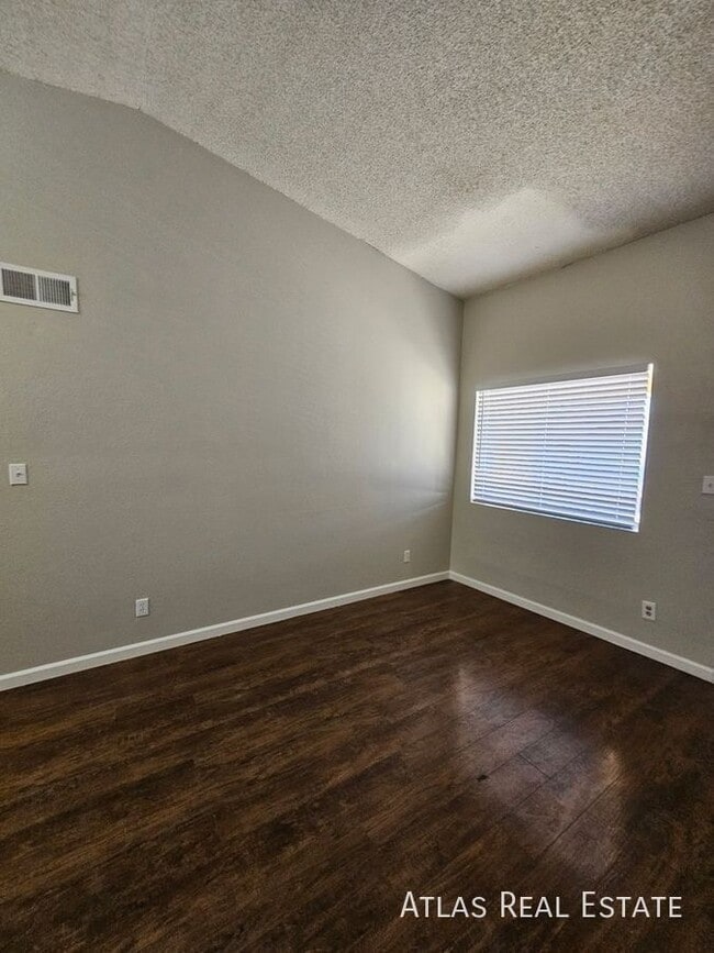 Building Photo - 306 E Vine Cir