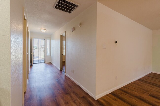 Building Photo - 2 Bedroom, 2 Bath Townhouse