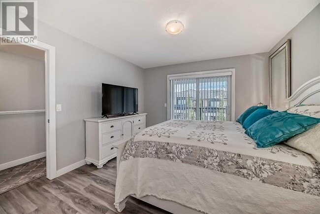 Building Photo - 204 Crestbrook Common SW