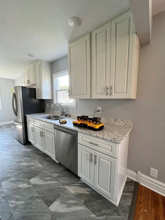 Foto del edificio - **RENT SPECIAL!!** Adorable 3 Bedroom Full...