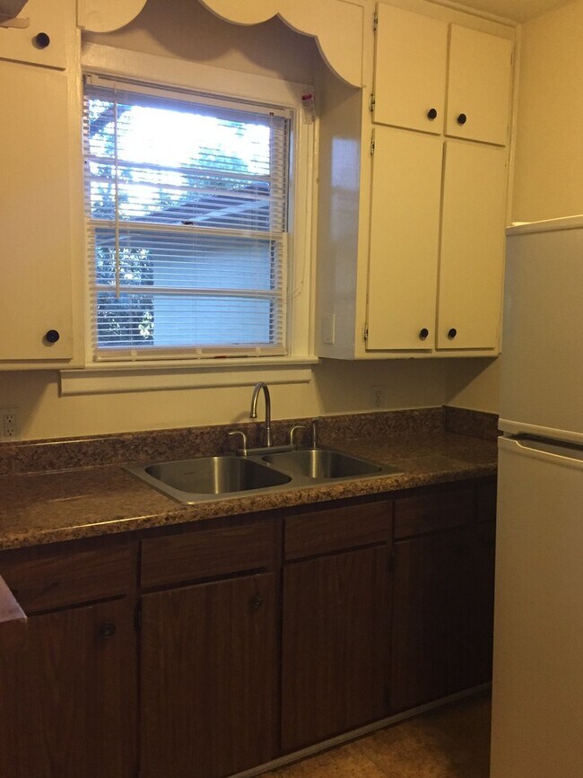 Building Photo - Sublease with the option to Renew. Near UF...