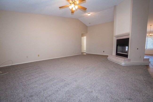 Building Photo - Open Floor Plan Home with 3 Bedroom, 2 Bat...